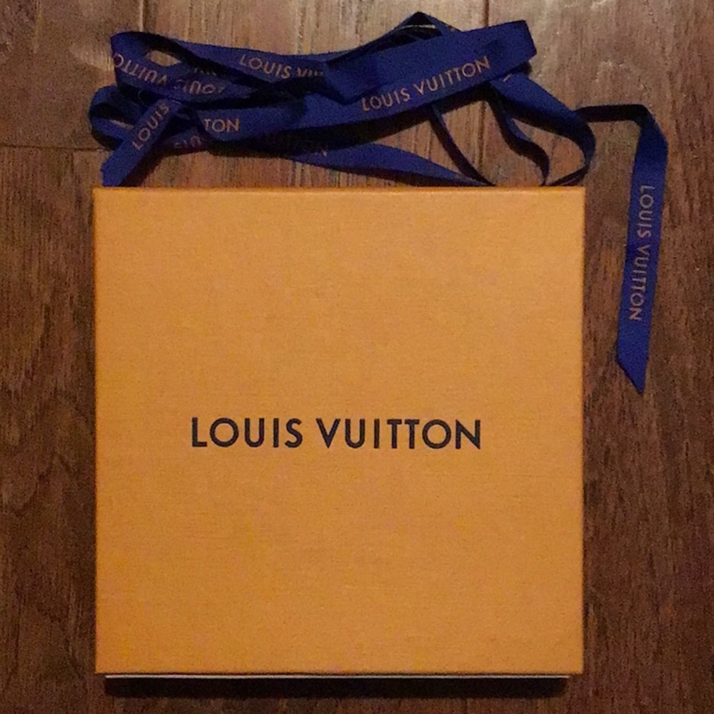 Louis Vuitton Belt box 6”x6”x2”+ lace+bag 7”x8”